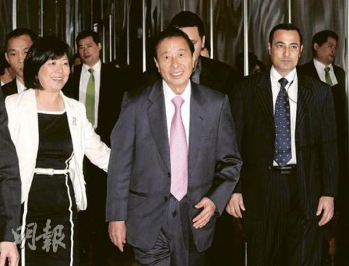 恒地主席李兆基（中）昨變得低調，但依然笑容滿面向在場約40名記者問好﹕「你哋食咗晏未呀？」，才離開美麗華股東會現場。（陳淑安攝）
