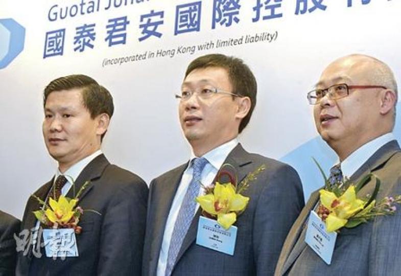 國泰君安本周五招股，消息指國際配售首日足額。圖為主席陳耿（中）、副主席閻峰（左）、董事黃天禮（右）昨日出席投資者推介活動。（劉焌陶攝）
