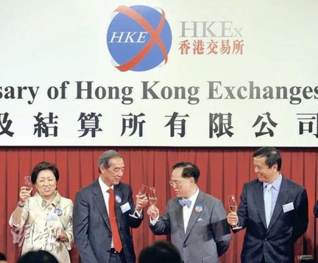 港交所上市十周年，當年有份促成交易所股份化的行政長官曾蔭權（右二），昨日為慶祝酒會致辭。右一為港交所行政總裁李小加，左二為港交所主席夏佳理。（朱永倫攝）
