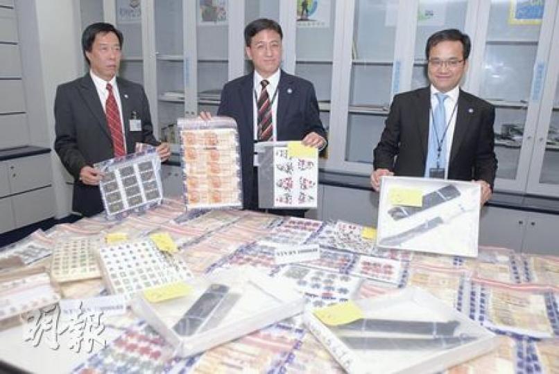 被警方卧底行動「一夜剷起」的大埔黑幫新義安幫派，主腦是一對「426紅棍」兄弟，其中58歲主腦昨午被警方以黑布蒙頭拘捕押走扣查。（劉友光攝）