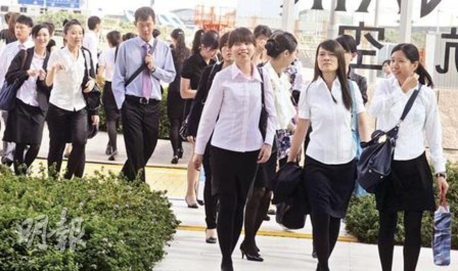 暑假在即，又有一批畢業生投入勞動市場。港龍航空昨日起舉行機艙服務員招聘會，不少人到場輪候入場，但因反應太熱烈，港龍1200個籌不消一句鐘派畢，不少人失望而回，估計每24人爭奪1個職位。（劉焌陶攝）
