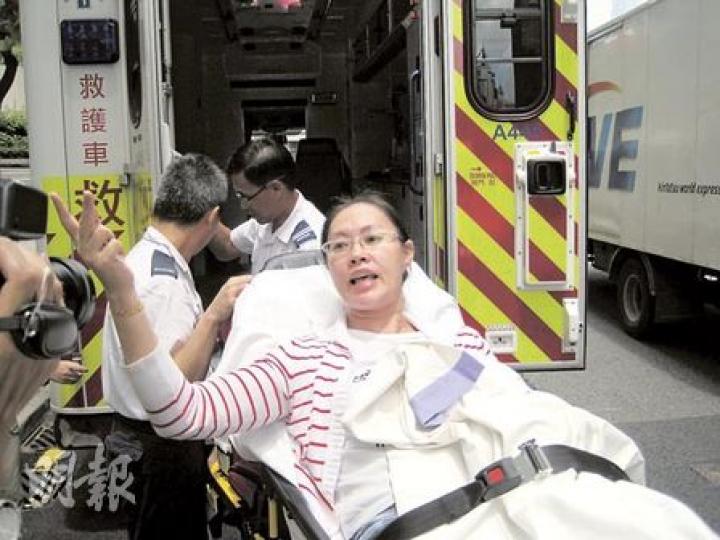 吳姓女子被帶上救護車時情緒仍然激動，不斷大罵中銀「搶其家產」。（歐文瀚攝）
