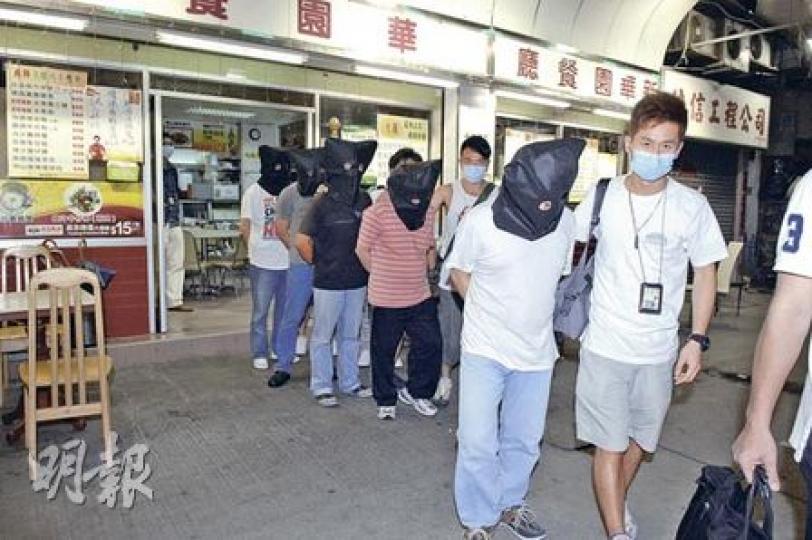 灣仔警區特別職務隊第2隊人員破獲的士外圍波案，檢獲4萬元現金、手提電腦及大疊波纜紙等證物。（衛永康攝）