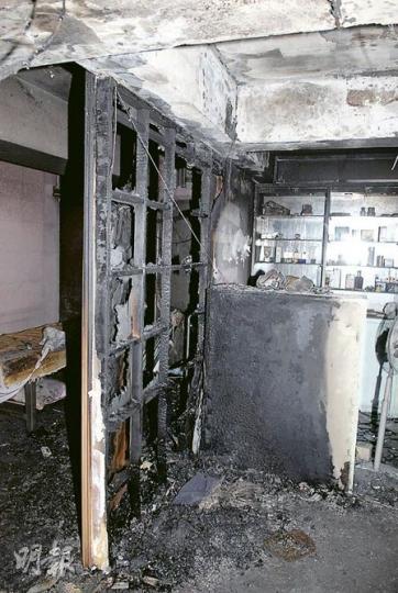 在足浴店火警中死裏逃生的其中一名女店員，昨晨返回火場收拾財物離去，當時她手腳仍沾有少許煙熏痕迹。（蘇偉明攝）