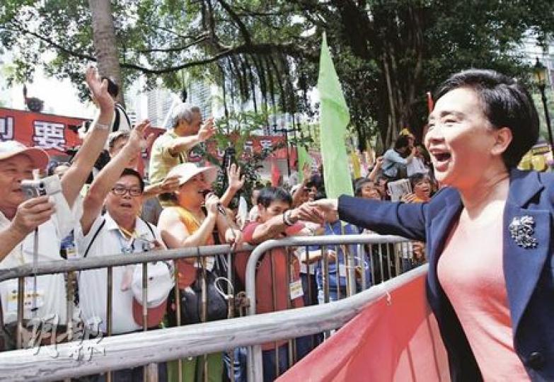 「撐政改」會場有如嘉年華，不單有歌聽、有舞睇，大會甚至送來大批飯盒和礦泉水，讓參加者享用。（李紹昌攝）