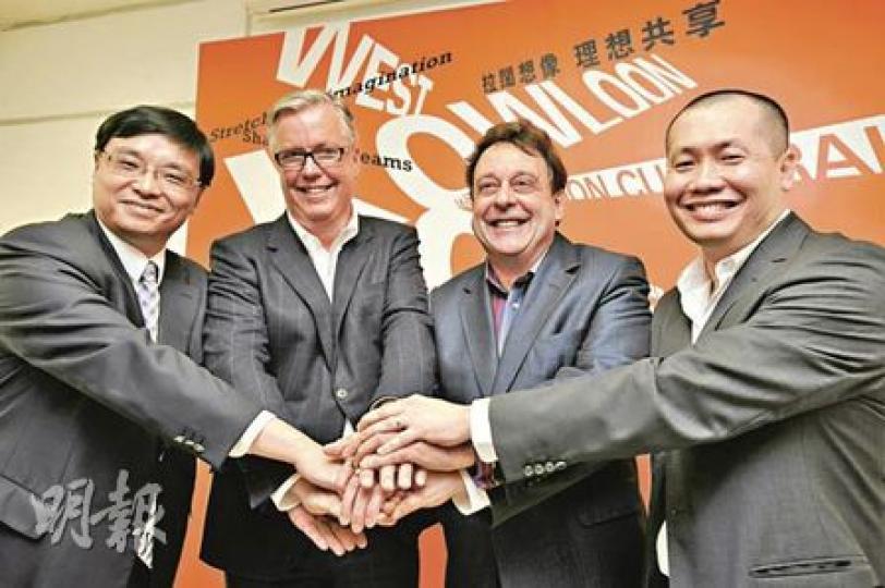西九管理局候任行政總裁謝卓飛（右二）與候任M+行政總監李立偉（左二）、表演藝術行政總監茹國烈（右一）和項目推展行政總監陳文偉（左一）會見記者，手疊手以示團隊精神。（葉漢華攝）