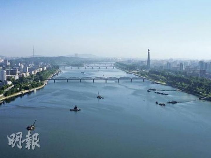 在閱報欄上的朝鮮《勞動新聞》,6個版中有5個都是金正日考察的消息。(明報記者攝) 在閱報欄上的朝鮮《勞動新聞》,6個版中有5個都是金正日考察的消息。(明報記者攝)