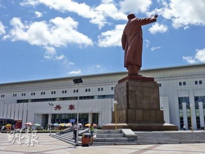 丹東不少人靠「朝鮮」招牌為生,圖為一名小販出售朝鮮錢幣。(明報記者攝) 丹東不少人靠「朝鮮」招牌為生,圖為一名小販出售朝鮮錢幣。(明報記者攝)