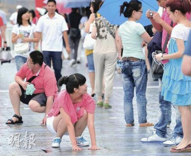 不少穿裙的女遊客在星光大道都會蹲下與明星手印拍照，有偷拍者利用此機會不時埋伏附近偷拍走光照片。圖為昨日遊客在景點參觀。（葉漢華攝）