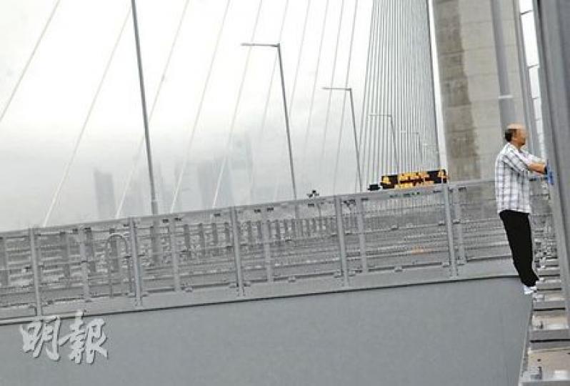 昂船洲大橋發生通車以來首宗企圖跳橋事件，男事主爬出橋身，企圖從超過70多米高橋身跳海尋死。（胡永輝攝）