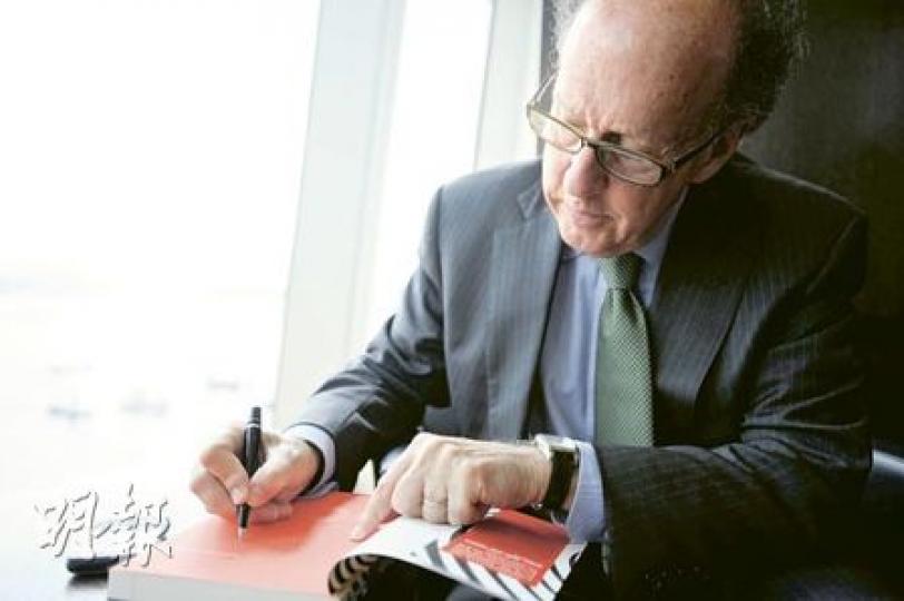 羅奇喜歡將他的研究所得寫成文章,並結集成書。圖為他在簡體字版著作《未來亞洲》一書上簽名留念。(何家達攝) 羅奇喜歡將他的研究所得寫成文章,並結集成書。圖為他在簡體字版著作《未來亞洲》一書上簽名留念。(何家達攝)