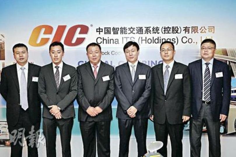中國智能交通昨開推介會，獲多家策略股東捧場，圖為公司主席兼首席執行官姜海林（右3）以及兩位副總裁荊陽（左3）及呂西林（右2）。（陳智良攝）