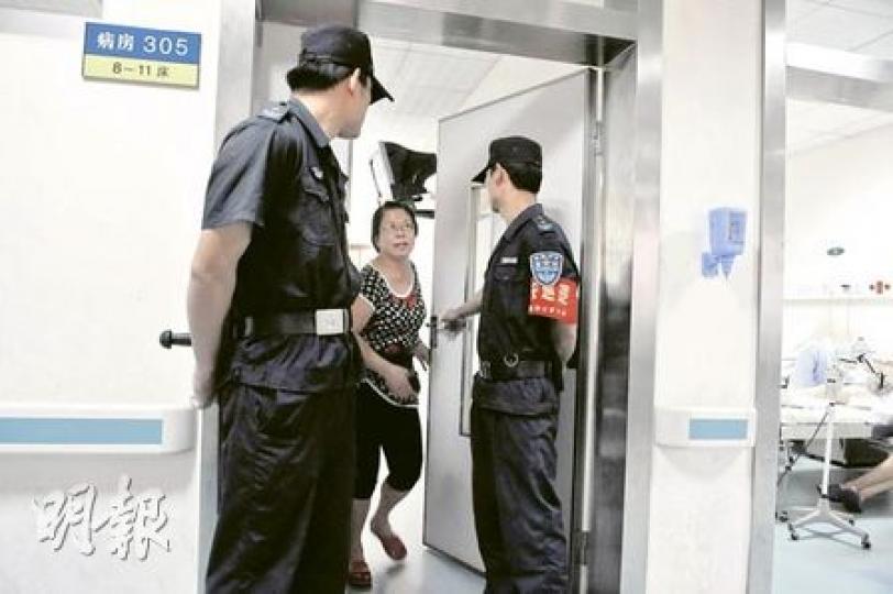 深圳巿人民醫院有公安駐守病房外，不准記者與意外中傷者接觸。（朱永倫攝）
