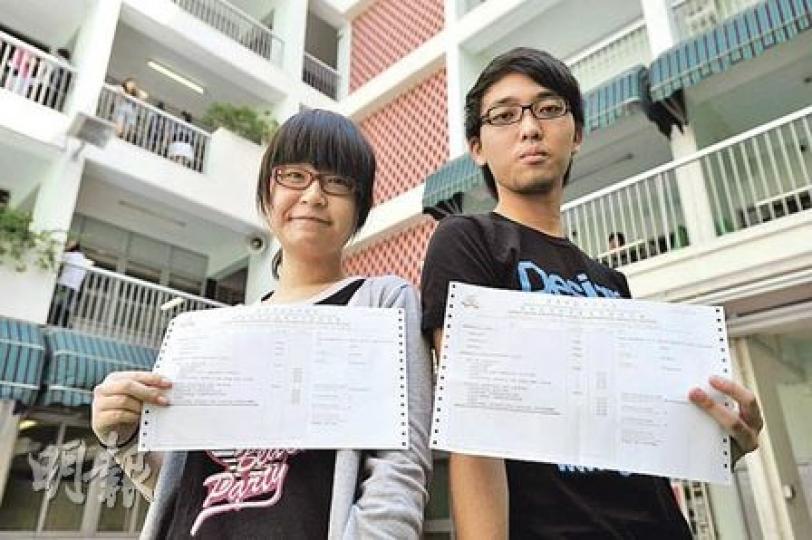 右眼視力不佳的鍾凱琪（左）和患上讀寫障礙的徐浩翔（右），在高考獲特別安排，克服身體障礙，盡情發揮，終奪得不俗成績。（葉漢華攝）
