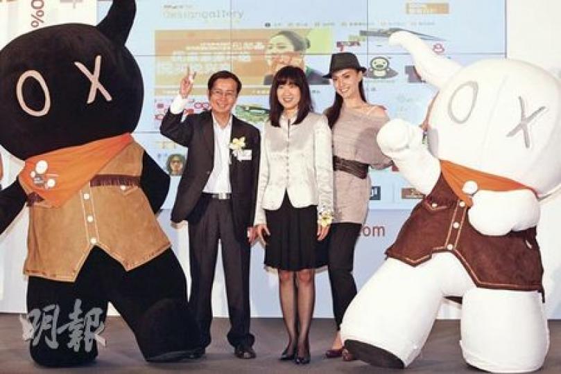 「香港．設計廊」伙拍淘寶網的網店昨日開張，淘寶網首席財務官兼淘寶商城總經理張勇（左）及香港貿發局副總裁方舜文（中）均認為，今次計劃可助香港中小企透過全國最大網店，開拓市場，推展品牌形象。（李紹昌攝）
