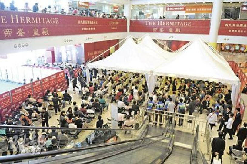 「帝峯•皇殿」昨日次輪銷售,推出130伙於近1小時內沽清;即半小時平均售出65伙,去貨速度甚快;圖為售樓處現場昨日的場面。(陳淑安攝) 「帝峯•皇殿」昨日次輪銷售,推出130伙於近1小時內沽清;即半小時平均售出65伙,去貨速度甚快;圖為售樓處現場昨日的場面。(陳淑安攝)