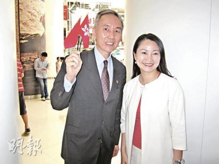 信置主席黃志祥(左)表示,如果下月中身處本港的話,必定會親身參與亞皆老街、紅磡灣兩幅九龍市區地皮的拍賣會。(林可為攝) 信置主席黃志祥(左)表示,如果下月中身處本港的話,必定會親身參與亞皆老街、紅磡灣兩幅九龍市區地皮的拍賣會。(林可為攝)