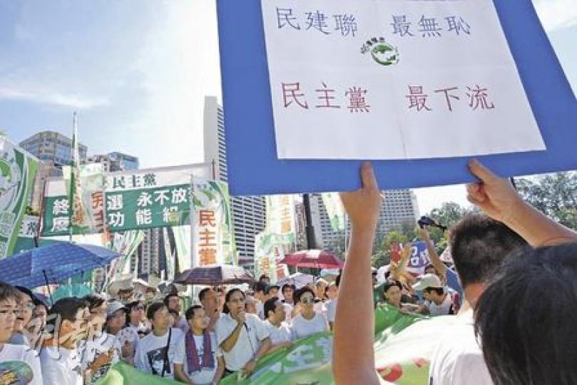 民主黨元老司徒華(前)昨日坐着輪椅、穿上「不到維園非好漢」T恤到維園。示威者站在後面罵他「老人政治」、「你快點去死」;司徒華忍不住與他們舌戰數分鐘。(朱永倫攝)
民主黨元老司徒華(前)昨日坐着輪椅、穿上「不到維園非好漢」T恤到維園。示威者站在後面罵他「老人政治」、「你快點去死」;司徒華忍不住與他們舌戰數分鐘。(朱永倫攝)