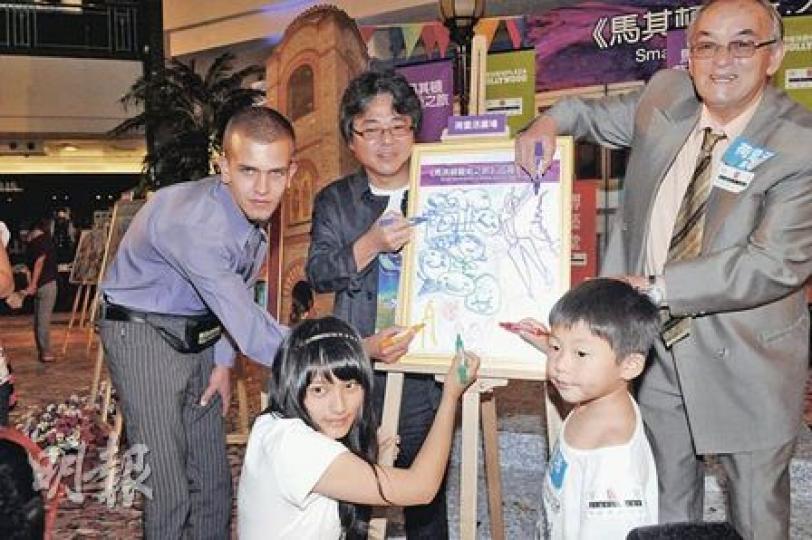 「全球十大青少年畫家」16歲謝瑜㼆和4歲劉見之一同出席活動。（陳淑安攝）