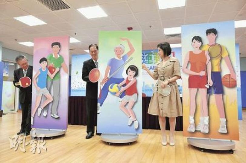民政事務局長曾德成（中）昨出席記者會時表示，18個區議會將會每區委任兩名區議員為「活力專員」，推動全民運動。左為社區體育事務委員會主席周厚澄，右為康樂及文化事務署長馮程淑儀。（葉漢華攝）