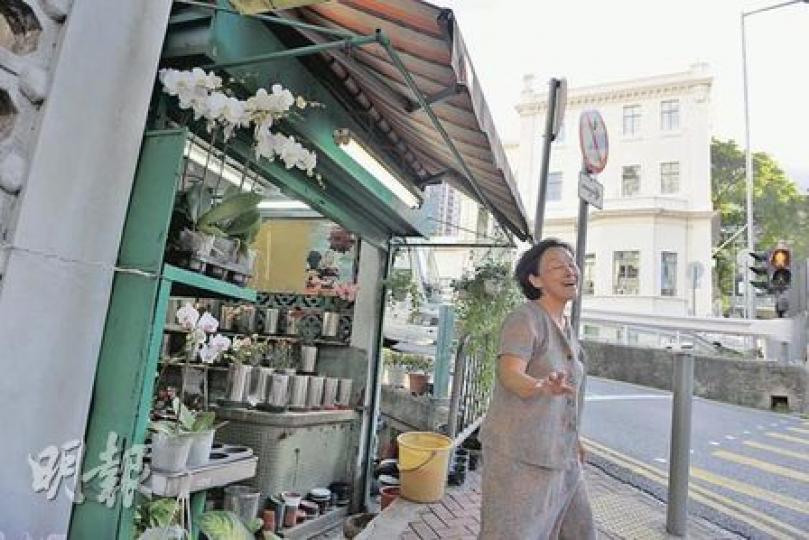位於中環花園道、開業逾百年的李永記，負責人的妻子（圖）稱因一直擺放盆栽的地方被鎖，故興訟與毗鄰的梅夫人婦女會爭地。（朱永倫攝）