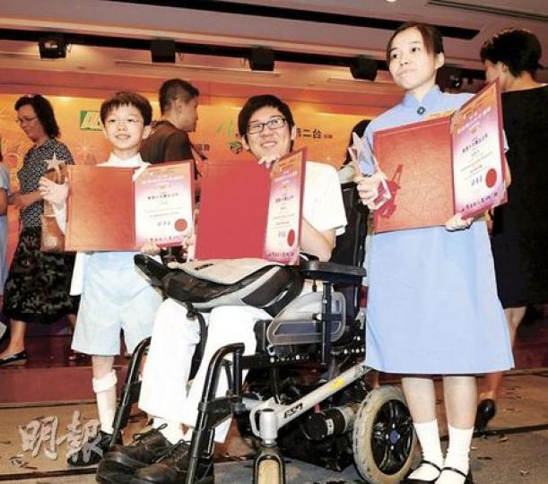 由香港遊樂場協會和香港電台合辦的「香港傑出少年選舉」，500名候選人中30人脫穎而出，左起為得獎者丘鈞銘、黃君恆和吳凱欣。（陳淑安攝）
