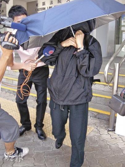 曾兩度獲律政司「放生」的前高級政府律師區婉華，再因年初在超市高買而被檢控，她早前承認盜竊罪，昨被判接受1年感化。（黃靜雅攝）