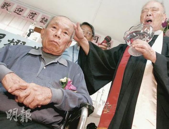 79歲的李武凡（右）擔心未能終身照顧謝淦和（左），故為他行水禮，令謝成為基督徒。對於遺棄自己的兒子，謝說已原諒對方，若兒子來探望，他會感到開心。（李紹昌攝）