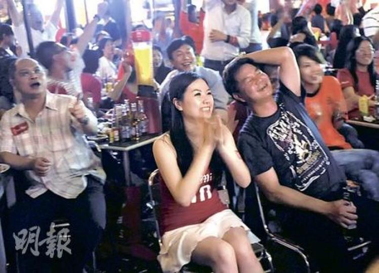 身為德國隊「粉絲」的Gigi（中）自言是真正球迷，不是捧德國卻說不出球員名的「球迷」，訪問期間她多次要求穿起德國球衣拍照。（余俊亮攝）