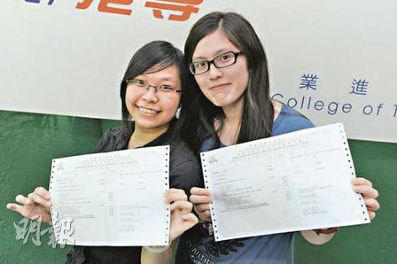港專成人教育中心夜校高考生黎詠玲（左），經過3年備戰，終在高考考獲2D2E，而羅家靖（右）去年高考失手，今年重考取得1B1D2E成績，有機會順利升讀八大院校學士課程。（尹錦恩攝）
