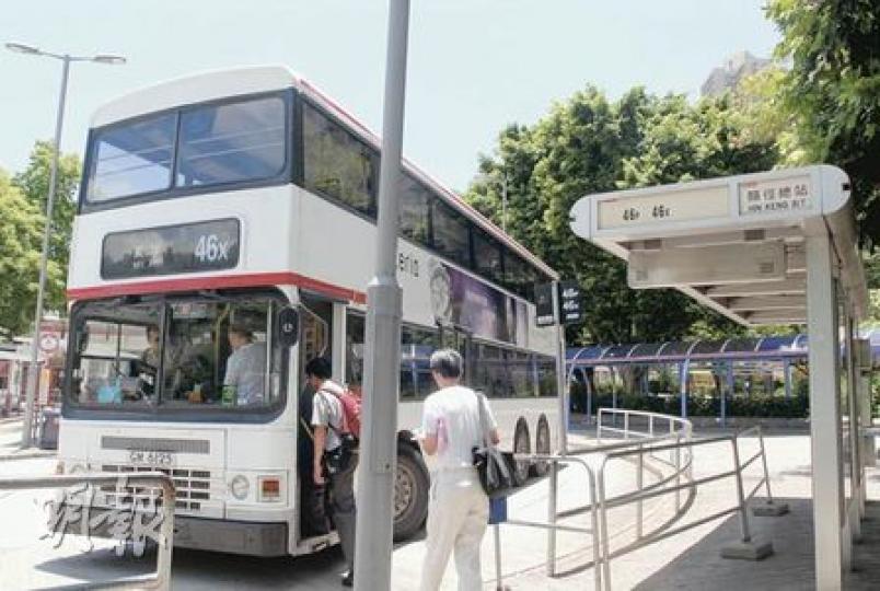 一輛46X線九巴前日在城門隧道沙田出口疑腳掣失靈直衝斜路，九巴昨陸續召回同型號巴士檢查，圖為另一型號的46X巴士。（劉友光攝）