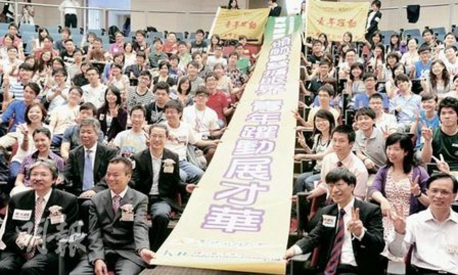九龍社團聯會與建滔化工集團今年合辦大型大學生實習計劃，逾100名本地大學生將往該公司旗下各省市分部實習一個月。財政司長曾俊華（前排左一）昨日出席實習計劃啟動禮。（尹錦恩攝）