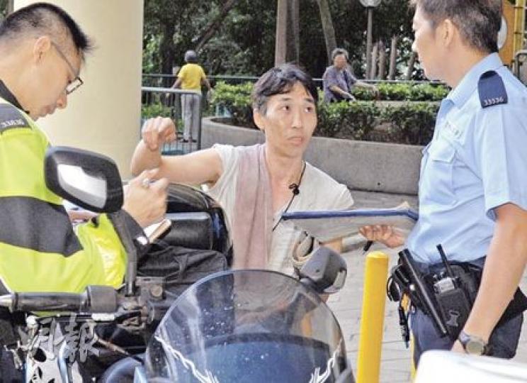 一輛麵包店客貨車昨晨駛經舊清水灣道失控撞向路鐵欄車頭損毁，司機「阿明」報稱因閃避越線汽車而失事。（胡永輝攝）