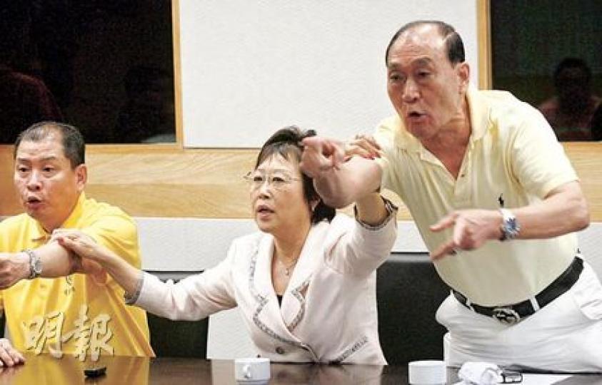 的士及小巴司機代表昨日到環境局長邱騰華（左二）的辦公室，抗議停車熄匙法例，並向他遞交請願信，要求豁免在高溫下硬性執法，其間多名司機代表在發表意見時情緒激動，直斥邱騰華「罔顧人命」。（林振東攝）