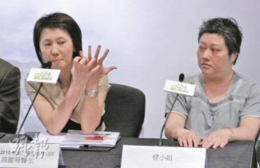患銀屑病的曾女士（右）全身關節僵硬痛楚，曾喪失鬥志和活動能力，目前以生物製劑抑壓痛楚，偶然可「過手癮」打兩圈麻將。在旁的亞太抗風濕聯盟學術會議學術評委會主席譚麗珊醫生解釋，銀屑病屬風濕病一種，發病初期最常見會出現手指及腳指關節發炎痛楚。（曾愛盈攝）