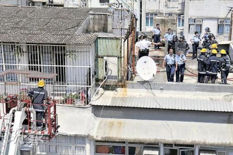 老翁在僭建天台屋與警方對峙4個多小時，最終被制服，五花大綁送院檢查。（馮國良攝）