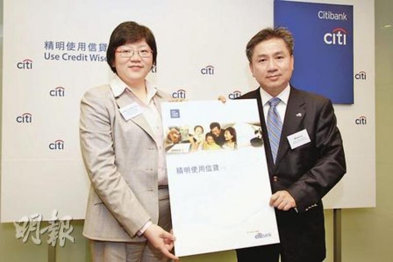 東華三院健康理財家庭輔導中心主任梁翠環（左）指出，大學教育普及是年輕人欠債的主因，畢業後已欠下十幾萬政府貸款，若不留意卡數息率，債項會愈滾愈大。旁為花旗銀行環球個人銀行服務信貸管理總監廖平邦。（陳智良攝）