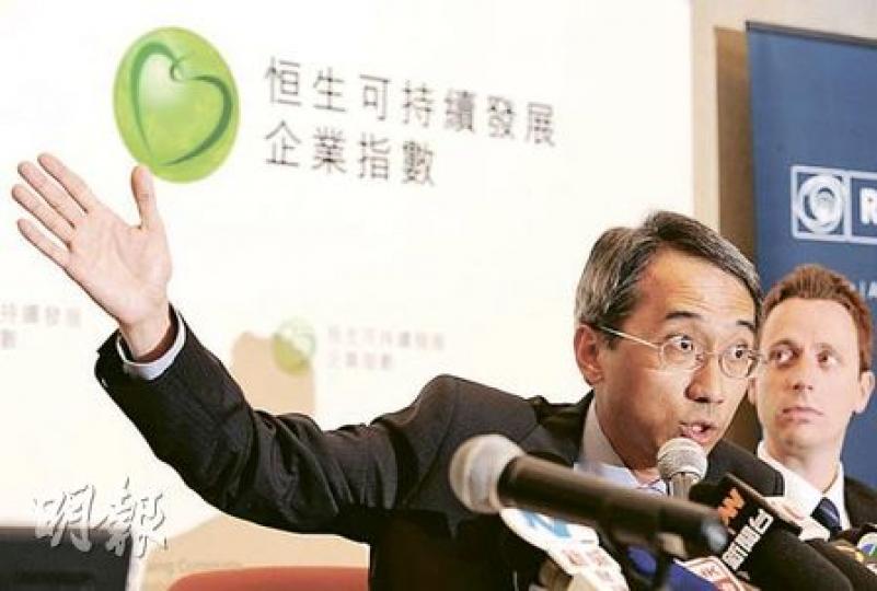 恒指服務公司董事總經理關永盛（左）表示，社會責任投資在歐美十分盛行。（劉焌陶攝）