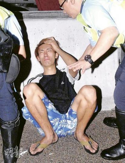貨車在切線時猛撼貨櫃車車尾將其推行10多米，車身陷入貨櫃中，車頭嚴重損毁，整幅擋風玻璃甩脫。（胡永輝攝）