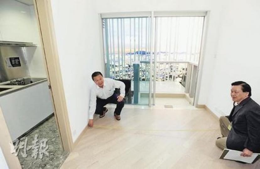 市建局主席張震遠（左），昨日在參觀「形品•星寓」的「清水房」時，向傳媒表演了一場「度尺騷」。張強調，市建局所有住宅發展項目，都必定會以市價開售。（尹錦恩攝）