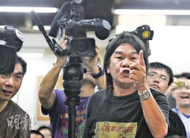 社民連梁國雄（上圖）到民主黨和普選聯的政改發問大會「踩場」，質疑民主黨跟北京談判涉及支聯會問題。民主黨主席何俊仁（下圖）發言時手持的筆記上貼有民主黨「13／12會員大會」貼紙 ，那天正是表決不參與「五區公投」的日子。（林振東攝）