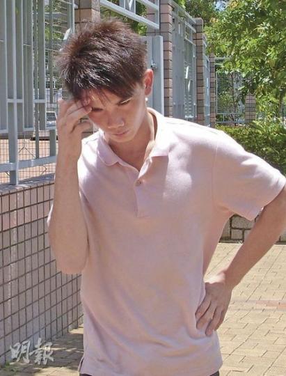 被告鄒浩賢報稱案發時受酒精影響才踢傷女警及搶警槍，昨承認控罪獲准保釋候判。（梁珮珊攝）
