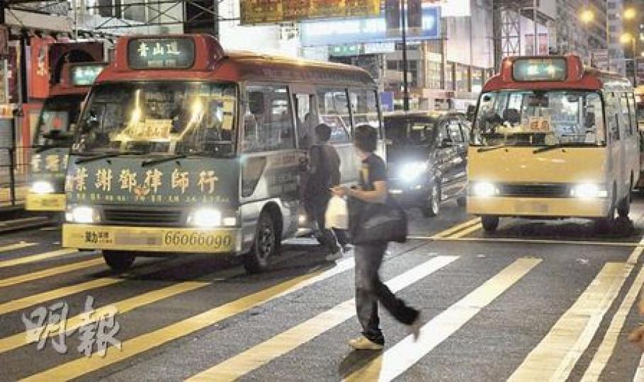 每逢深夜便變成「通宵車站」的彌敦道與亞皆老街北行線，昨凌晨有多輛小巴霸佔3條行車線，開着車門等客。（余俊亮攝）一名行動不便的老婦在停於中線小巴下車後，要撐着枴杖走過慢線才可返回行人路。（余俊亮攝）
