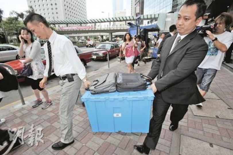 警方商業罪案調查科探員,昨日傍晚到中環環球大廈、負責處理天匯交易契約的羅文錦律師樓搜查,帶走兩箱物件。(何家達攝) 警方商業罪案調查科探員,昨日傍晚到中環環球大廈、負責處理天匯交易契約的羅文錦律師樓搜查,帶走兩箱物件。(何家達攝)