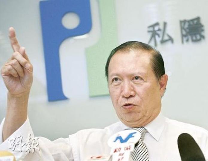 個人資料私隱員專員吳斌昨日刻意在記者會上一邊「捲起衫袖」,一邊斥責審計署長鄧國斌的「半退休論」是人身攻擊。怒火中燒的他不忘說笑:「我和鄧國斌就好像壽司碰上魚生,即是兩個都不熟。」令在場記者忍俊不禁。(李紹昌攝) 個人資料私隱員專員吳斌昨日刻意在記者會上一邊「捲起衫袖」,一邊斥責審計署長鄧國斌的「半退休論」是人身攻擊。怒火中燒的他不忘說笑:「我和鄧國斌就好像壽司碰上魚生,即是兩個都不熟。」令在場記者忍俊不禁。(李紹昌攝)
