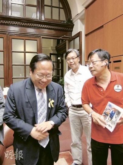 社民連黃毓民(右)見何俊仁(左)向記者介紹新書,立即上前取了一本,更主動索取簽名。何在書中批評社民連「惡霸」。(陳雪玲攝) 社民連黃毓民(右)見何俊仁(左)向記者介紹新書,立即上前取了一本,更主動索取簽名。何在書中批評社民連「惡霸」。(陳雪玲攝)