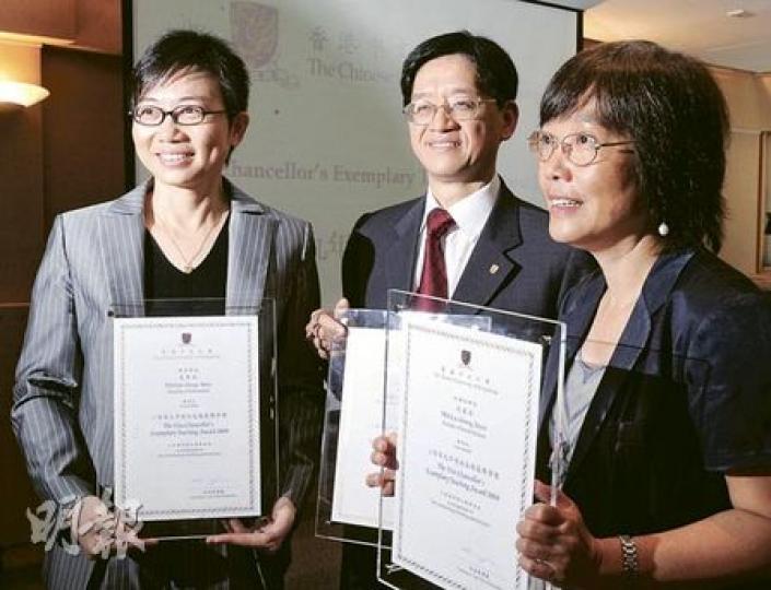 前消費者委員會主席、中文大學工商管理學院市場學系教授陳志輝(中),常利用日常生活例子融入商業理論,讓學生投入討論,獲校方表揚。圖左為另一得獎者教育學院體育運動科學系教授夏秀禎,以及社會科學院社會工作學系教授馬麗莊(右)。(劉焌陶攝) 前消費者委員會主席、中文大學工商管理學院市場學系教授陳志輝(中),常利用日常生活例子融入商業理論,讓學生投入討論,獲校方表揚。圖左為另一得獎者教育學院體育運動科學系教授夏秀禎,以及社會科學院社會工作學系教授馬麗莊(右)。(劉焌陶攝)