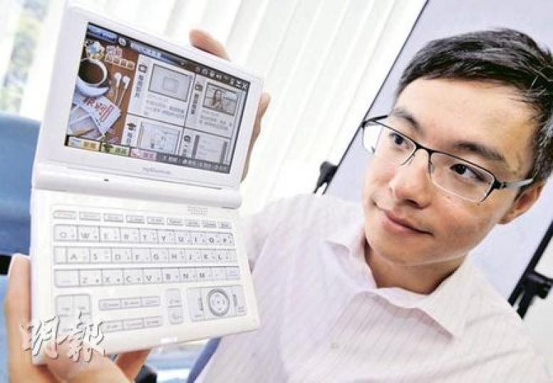 電子教學公司myIT-School負責人陳駿霖指出,新版迷你電腦myID內置明報知識寶庫,有助開拓學界市場,每日更新5篇新聞,有助學生自小習慣緊貼時事,閱讀後回答相關問題,協助老師掌握同學通識科的差異。(朱永倫攝) 電子教學公司myIT-School負責人陳駿霖指出,新版迷你電腦myID內置明報知識寶庫,有助開拓學界市場,每日更新5篇新聞,有助學生自小習慣緊貼時事,閱讀後回答相關問題,協助老師掌握同學通識科的差異。(朱永倫攝)