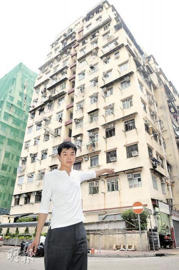 油尖旺區議員陳文佑指出,位於大角嘴的中堅樓(圖)遭屋宇署「釘錯契」,以至有業主出售單位時須額外支付數百元「補契」費用,要求屋宇署賠償。(陳淑安攝) 油尖旺區議員陳文佑指出,位於大角嘴的中堅樓(圖)遭屋宇署「釘錯契」,以至有業主出售單位時須額外支付數百元「補契」費用,要求屋宇署賠償。(陳淑安攝)