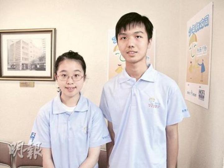 兩名「少年財政司」關晶怡(左)和蔡煒庭(右)大談理財之道。蔡煒庭表示,以前一度花費很大,現在學會儲錢以減輕父母的財政負擔。(梁琬珊攝) 兩名「少年財政司」關晶怡(左)和蔡煒庭(右)大談理財之道。蔡煒庭表示,以前一度花費很大,現在學會儲錢以減輕父母的財政負擔。(梁琬珊攝)